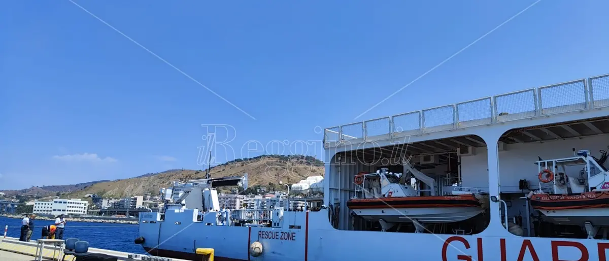 Reggio, la nave Dattilo al porto: sbarcano oltre 400 migranti