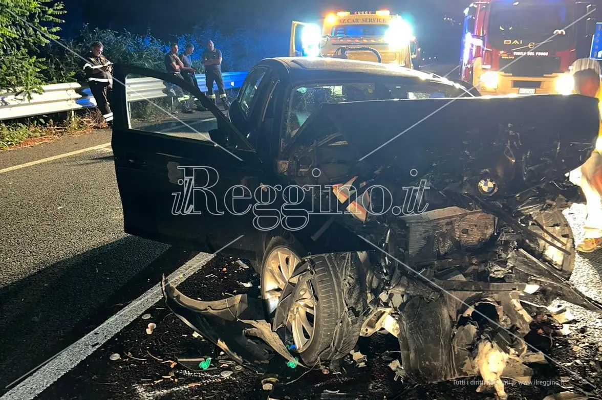 Schianto frontale sulla Jonio-Tirreno, tre morti: tra loro anche una bambina - FOTO