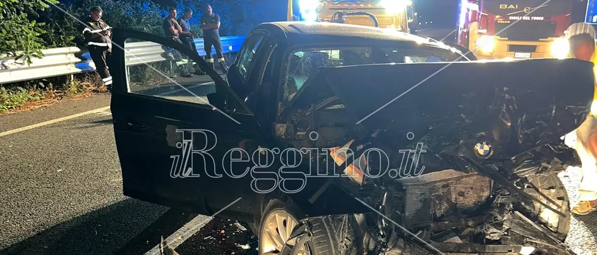 Schianto frontale sulla Jonio-Tirreno, tre morti: tra loro anche una bambina - FOTO