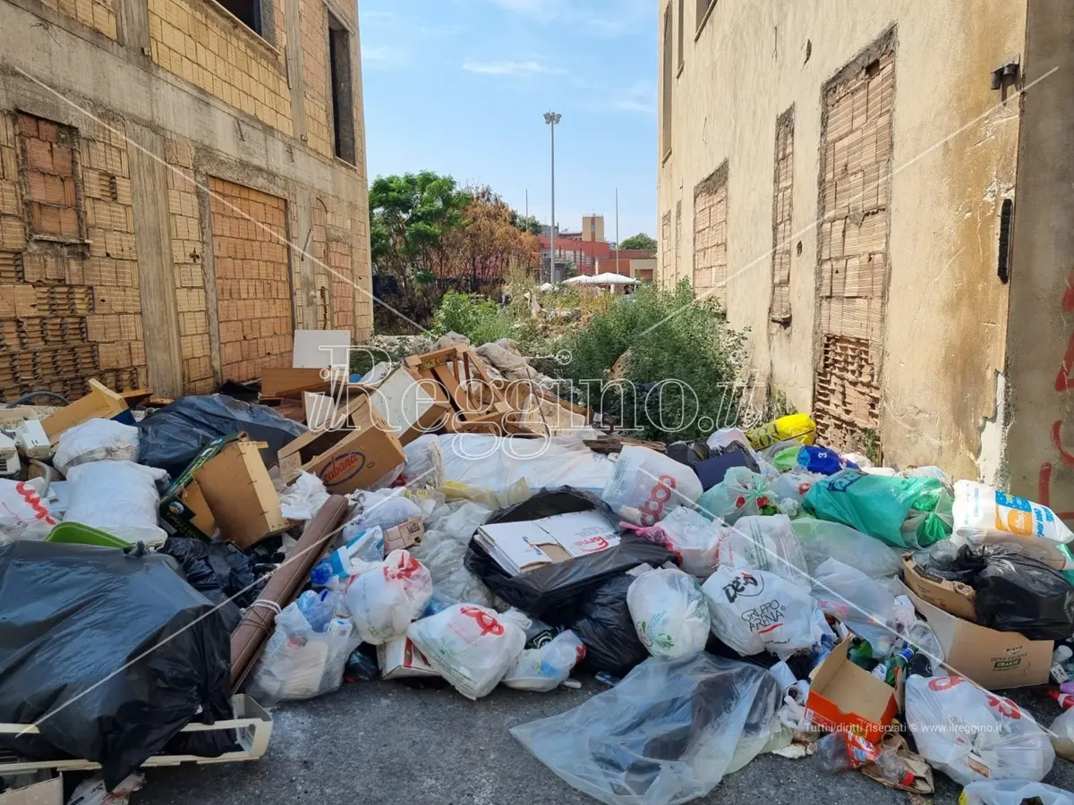 Reggio, a Tremulini il centro polifunzionale sommerso dai rifiuti bruciati - VIDEO E FOTOGALLERY