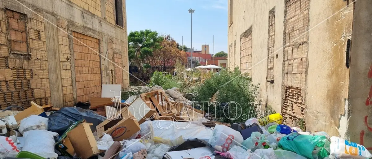 Reggio, a Tremulini il centro polifunzionale sommerso dai rifiuti bruciati - VIDEO E FOTOGALLERY