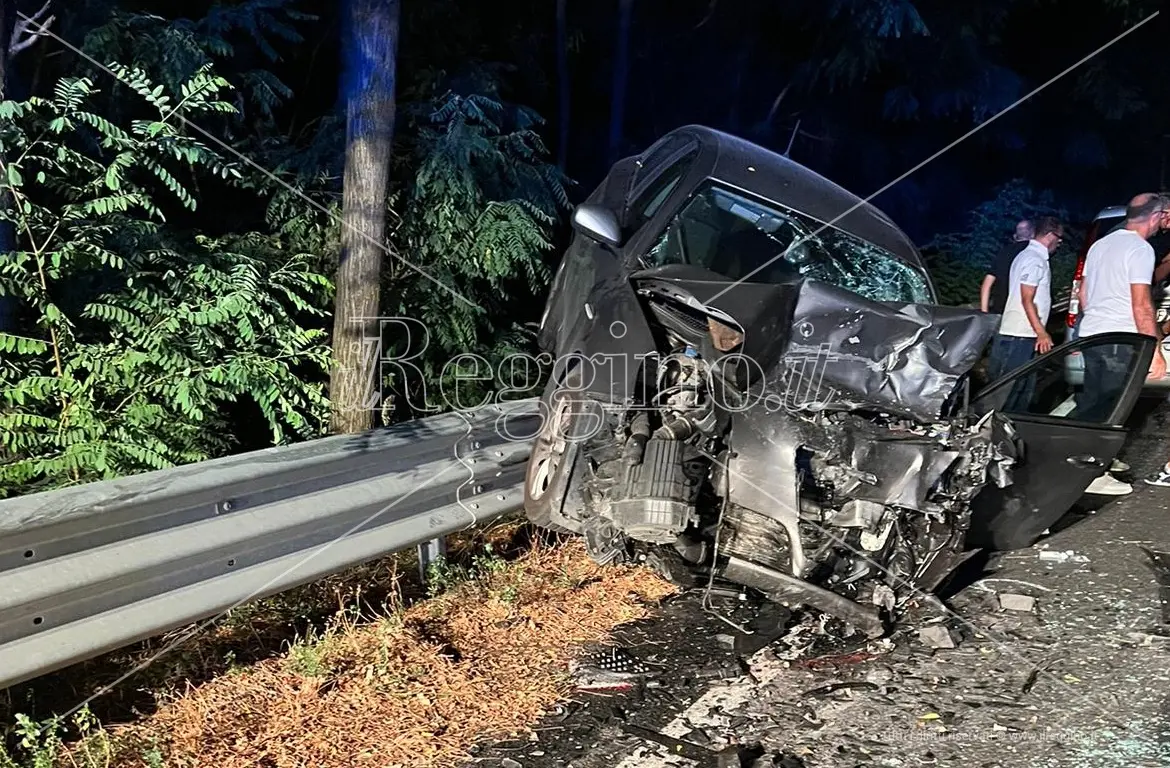 Incidente Jonio-Tirreno, il dolore e lo strazio dei familiari delle vittime all’obitorio di Polistena