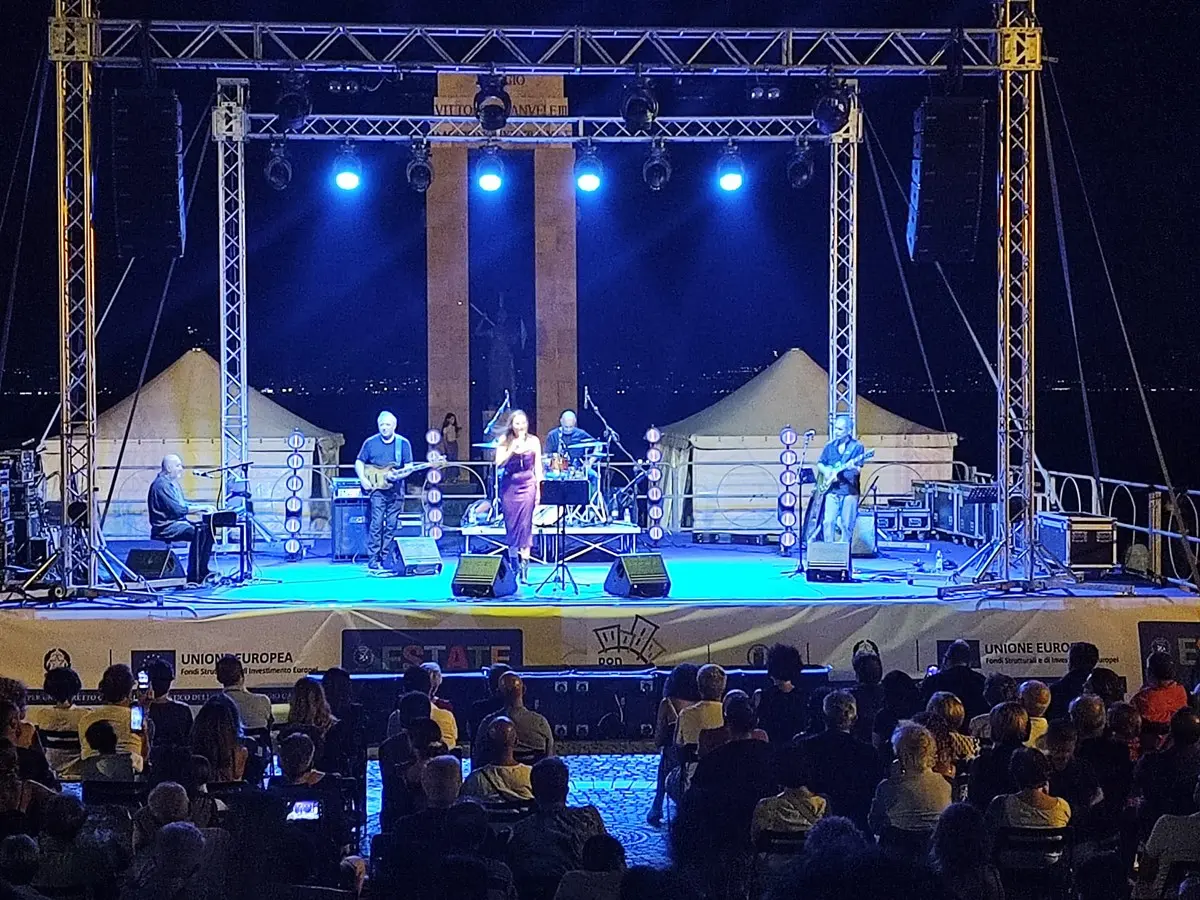 Reggio, grande successo per l'esibizione di Sara Berni Blues Band