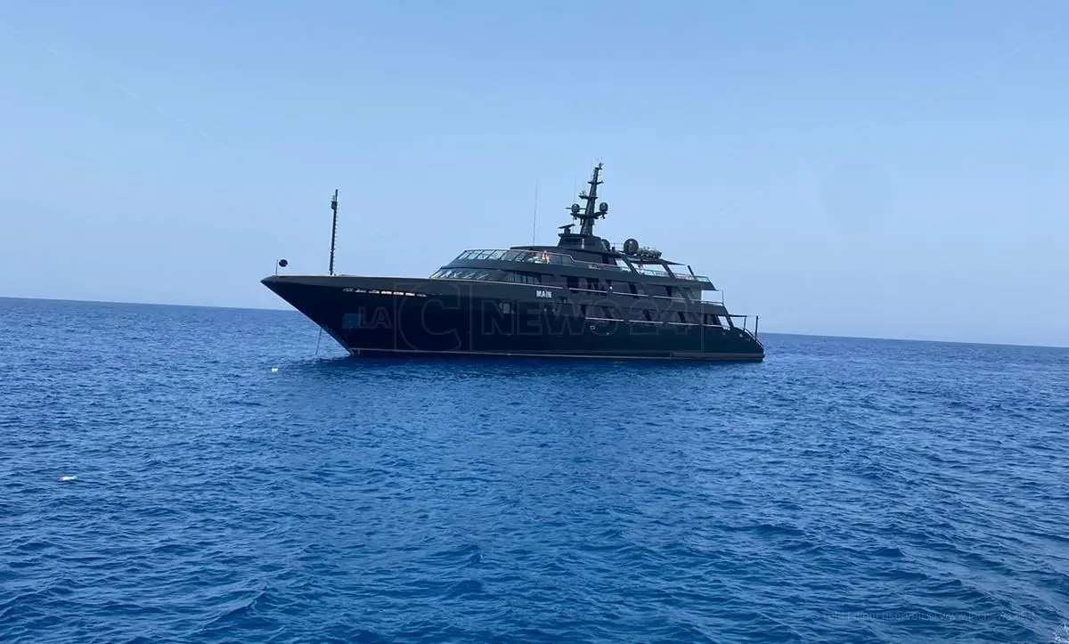 Avvistato a Le Castella il mega yacht del re della moda Giorgio Armani