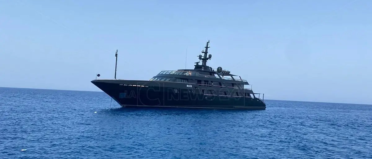 Avvistato a Le Castella il mega yacht del re della moda Giorgio Armani