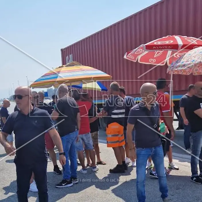 Porto di Gioia Tauro, lavoratori Sea Work e International Shipping in protesta