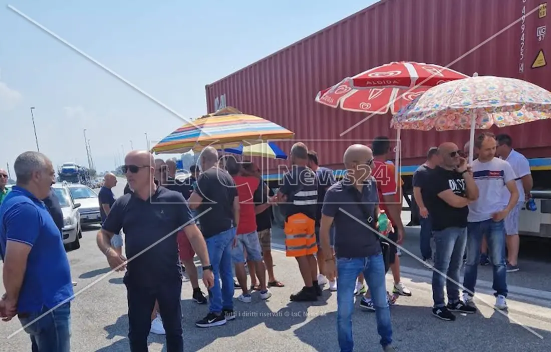 Porto di Gioia Tauro, lavoratori Sea Work e International Shipping in protesta