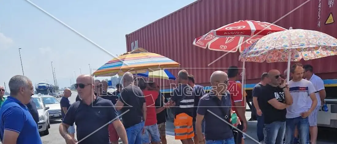 Porto di Gioia Tauro, lavoratori Sea Work e International Shipping in protesta