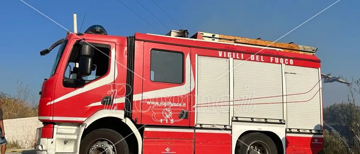 Siderno, incendio nella zona industriale: sul posto i Vigili del Fuoco