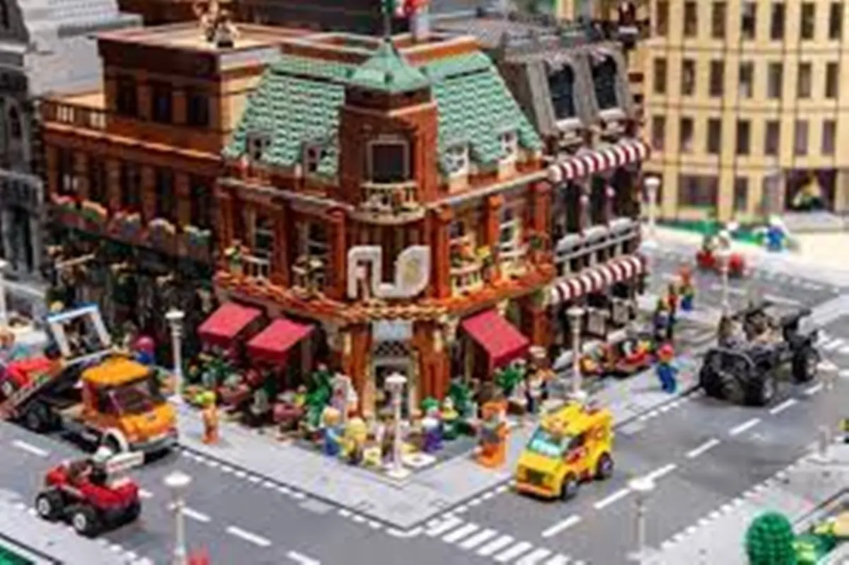 \"I Love Lego\", nel foyer del Cilea la mostra sui mattoncini più amati al mondo
