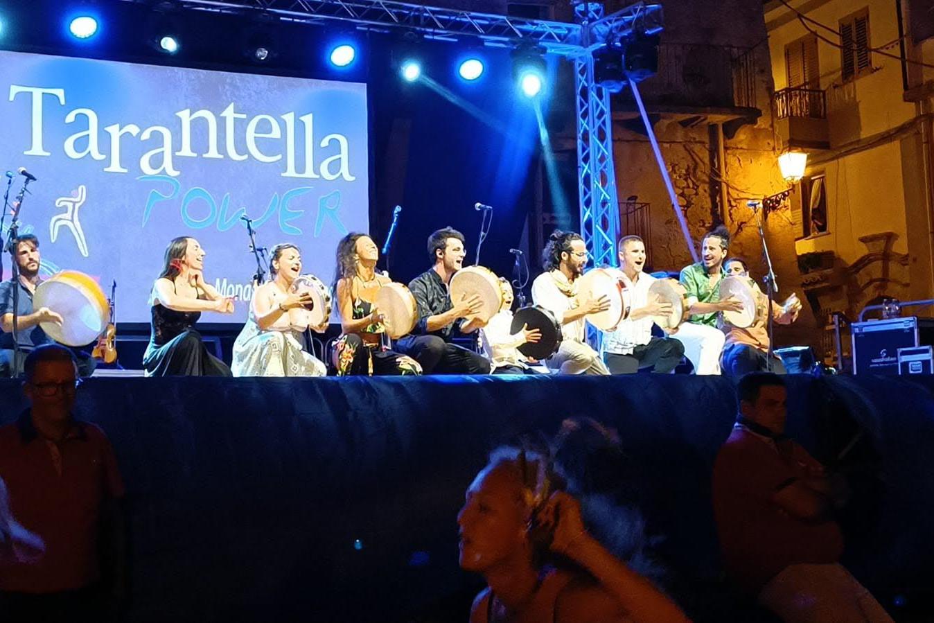 Ensemble di tamburelli sul palco del festival Tarantella Power