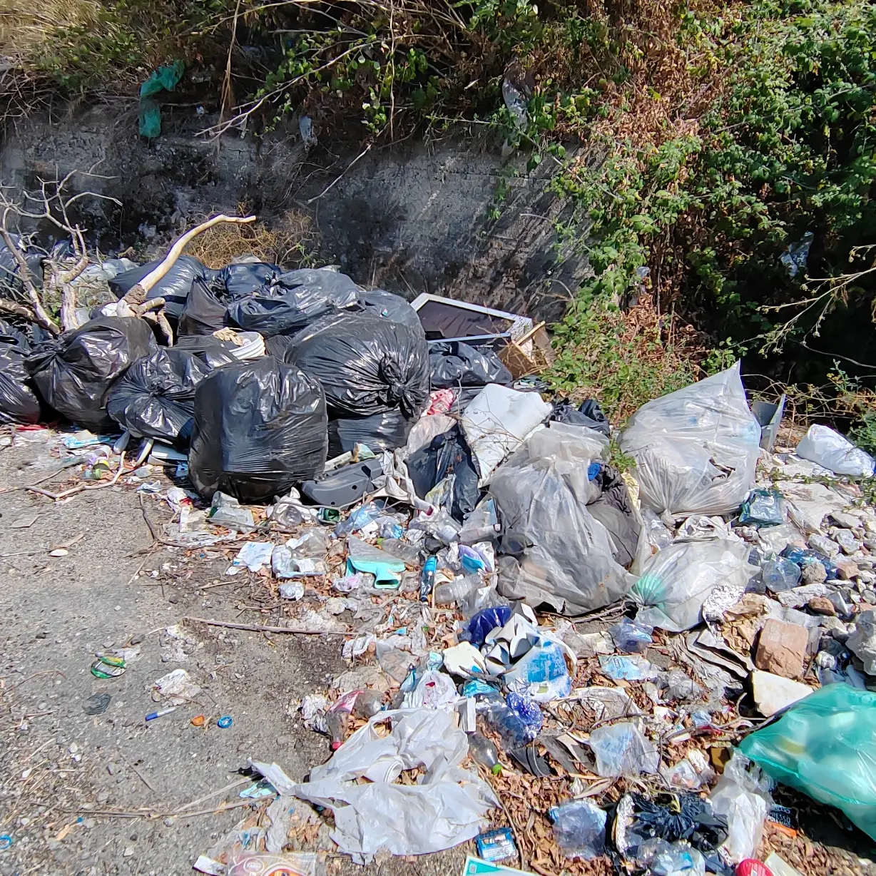 Discariche abusive lungo la strada di collegamento Cannavò-Sala di Mosorrofa