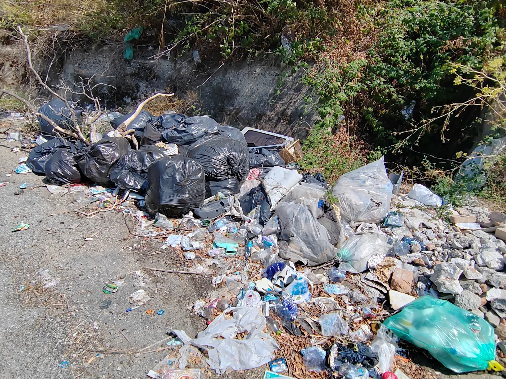 Discariche abusive lungo la strada di collegamento Cannavò-Sala di Mosorrofa