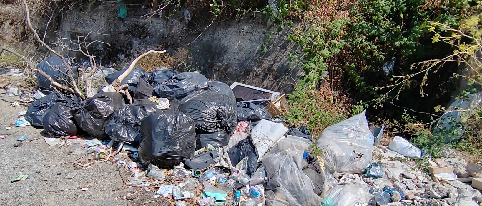 Discariche abusive lungo la strada di collegamento Cannavò-Sala di Mosorrofa