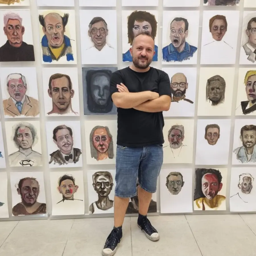 Reggio, “La folla è femmina: l'arte che \"giudica\" nelle opere di Manglaviti - VIDEO