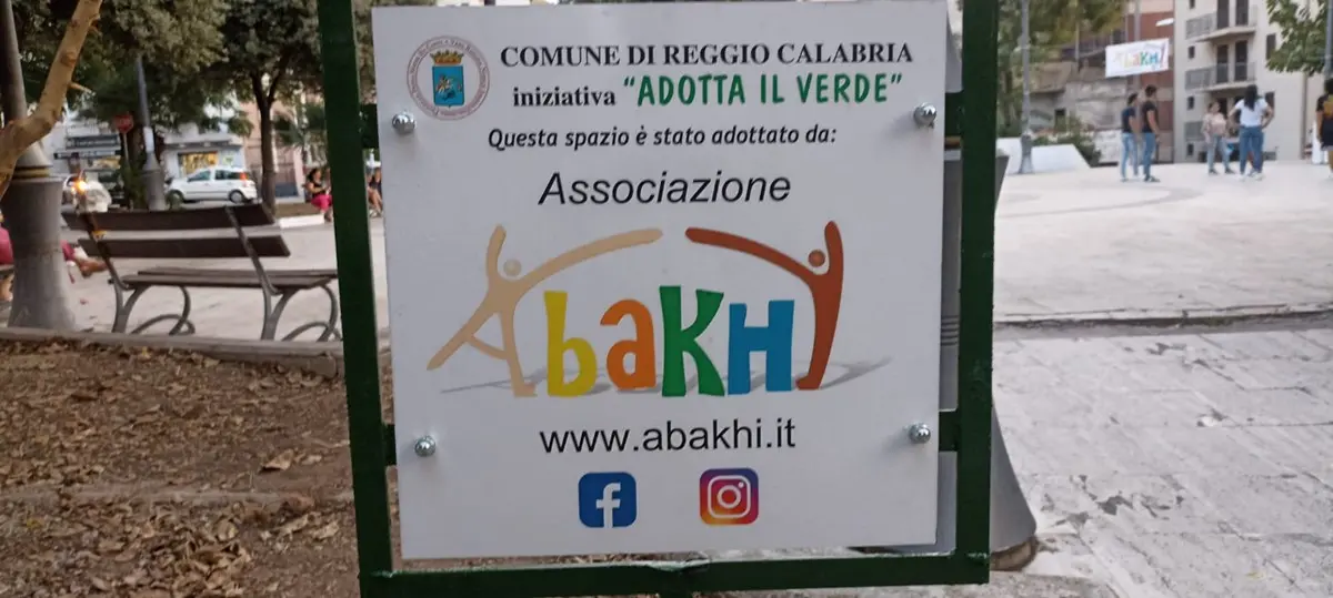 Reggio, l'Associazione Abakhi adotta piazza Salazar