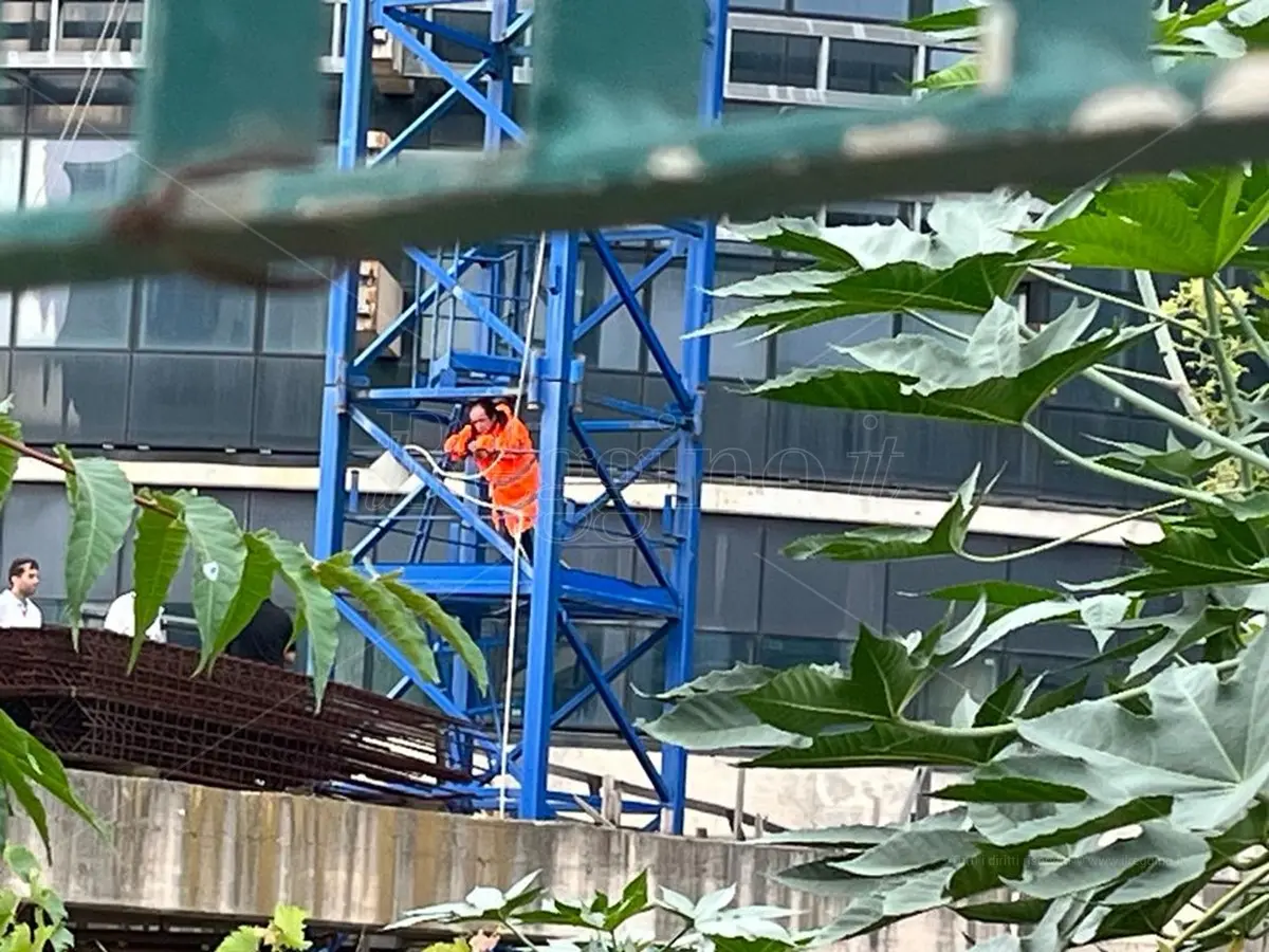 A Reggio la protesta a oltranza del ristoratore arrampicatosi sulla gru di fronte al CeDir: «Sono stato assolto, voglio indietro i miei beni» - FOTO e VIDEO