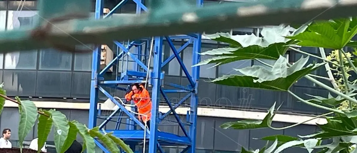 A Reggio la protesta a oltranza del ristoratore arrampicatosi sulla gru di fronte al CeDir: «Sono stato assolto, voglio indietro i miei beni» - FOTO e VIDEO