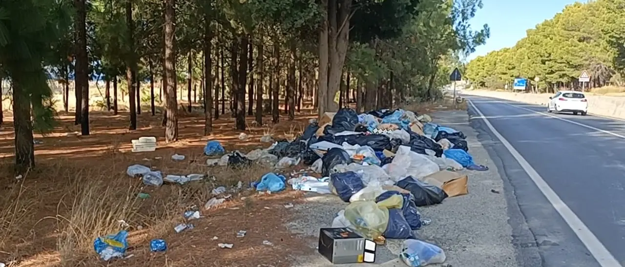 Palizzi, una discarica abusiva ai piedi dei Calanchi