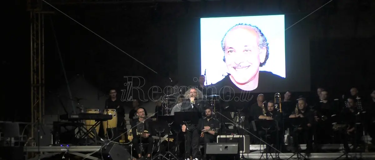 Al Cilea risate e memoria: “Chi non ride è fuori moda” rinnova l’abbraccio a Giacomo Battaglia