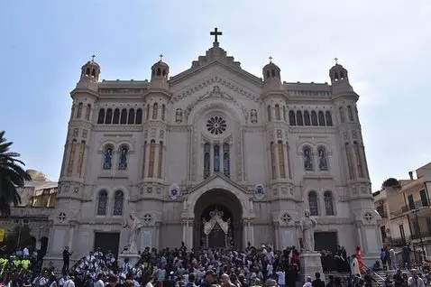 Arrivata al Duomo, la Sacra effige accoglie i suoi fedeli fra giubilo e preghiere - FOTOGALLERY