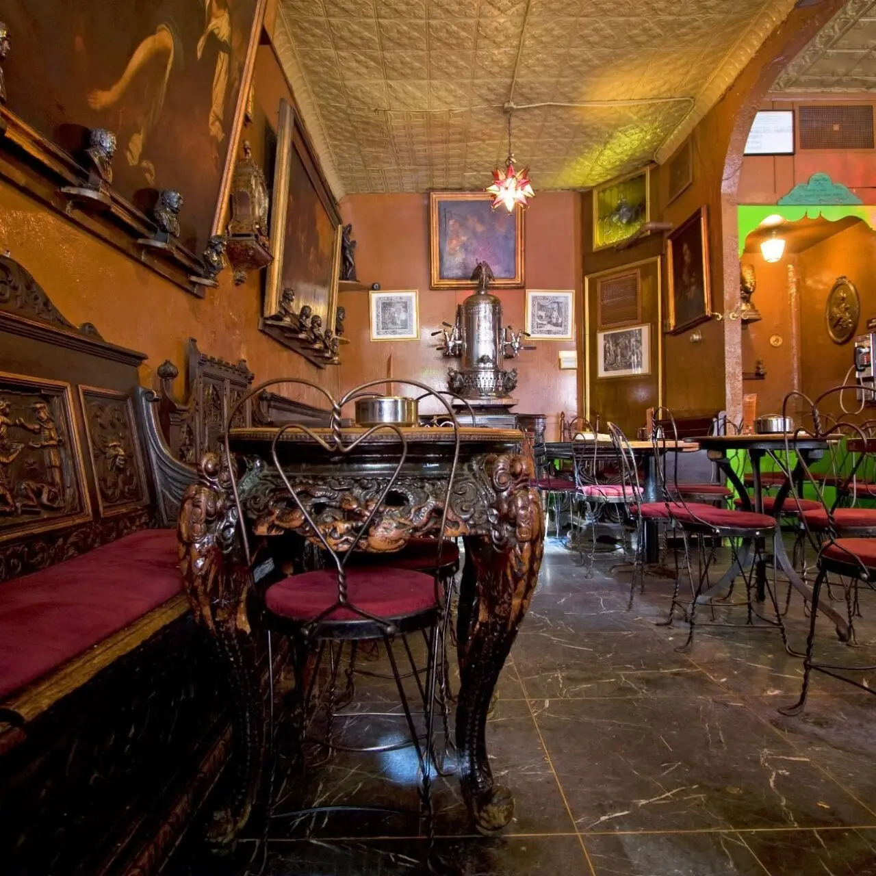 L'epopea del Caffè Reggio di Manhattan e l'impresa di Mimì Parisi: il reggino che portò il cappuccino negli States