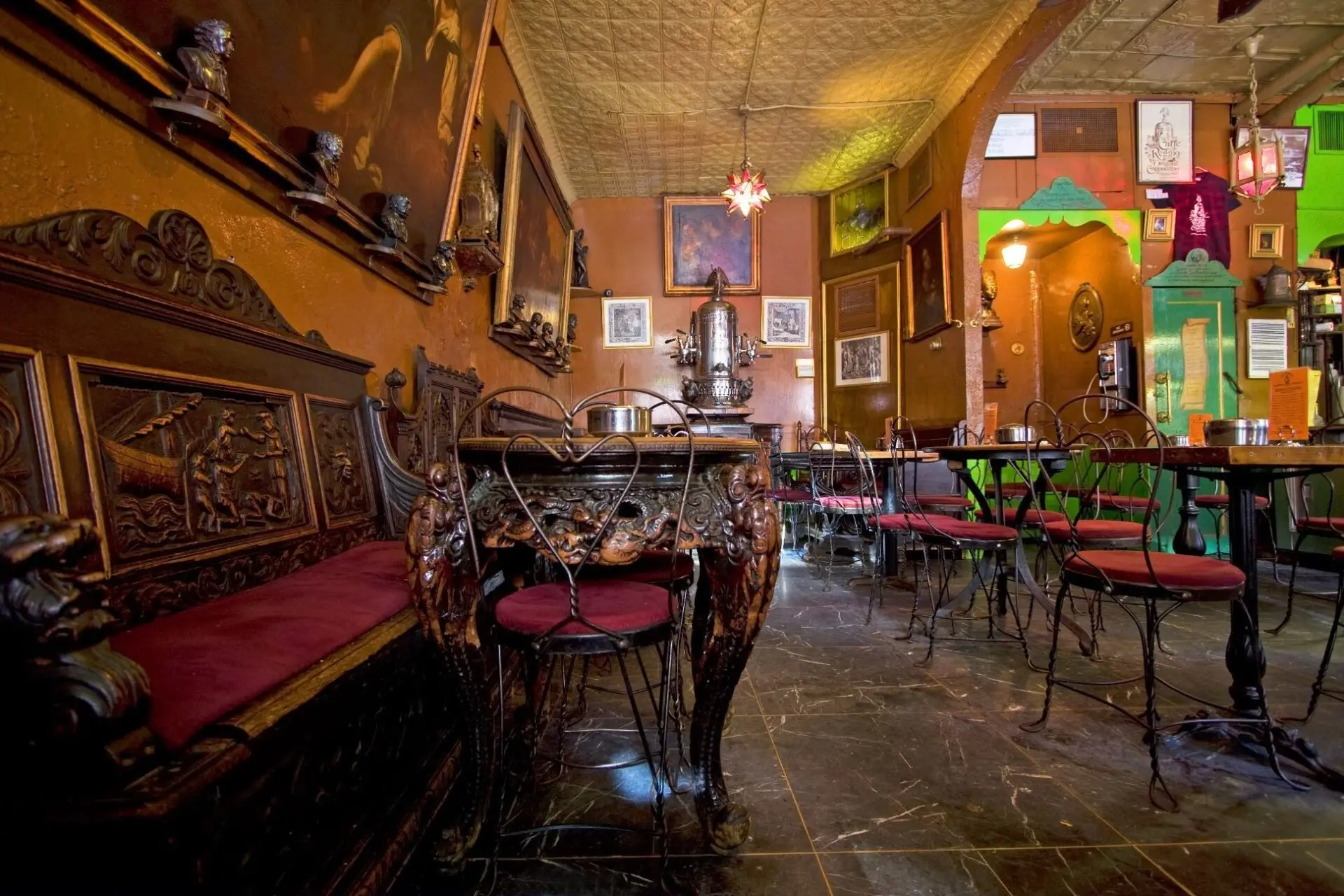 L'epopea del Caffè Reggio di Manhattan e l'impresa di Mimì Parisi: il reggino che portò il cappuccino negli States