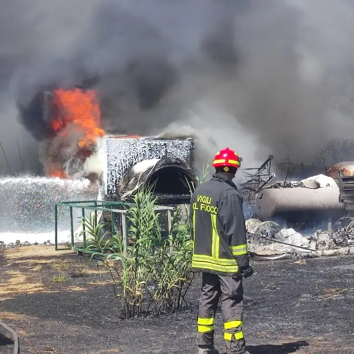 Marina di Gioisa Jonica, in fiamme un deposito: distrutti mezzi pesanti e macchinari