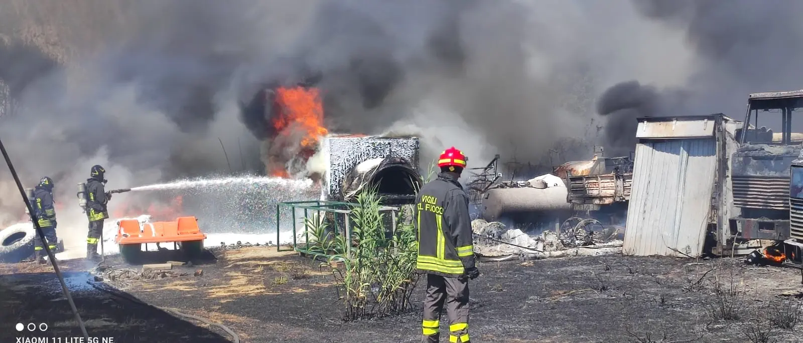 Marina di Gioisa Jonica, in fiamme un deposito: distrutti mezzi pesanti e macchinari