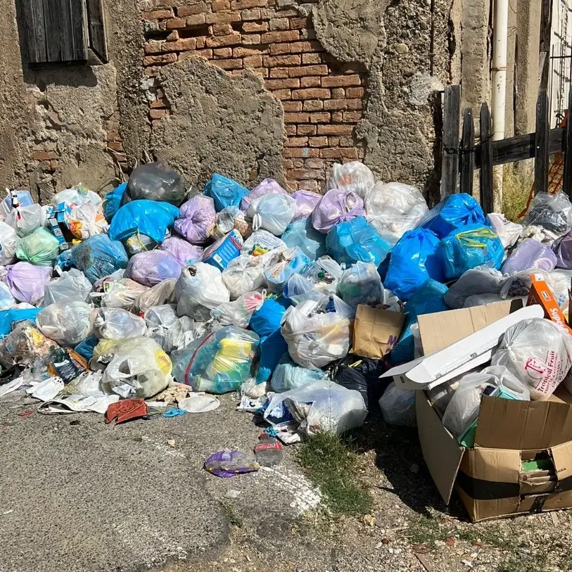 Rifiuti a Reggio, residenti della zona \"Collina degli Angeli\": «Situazione allo stremo»