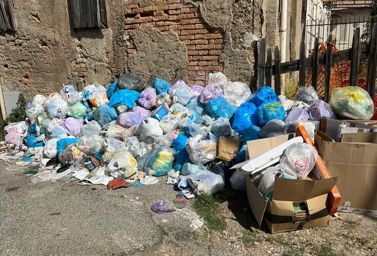 Rifiuti a Reggio, residenti della zona \"Collina degli Angeli\": «Situazione allo stremo»