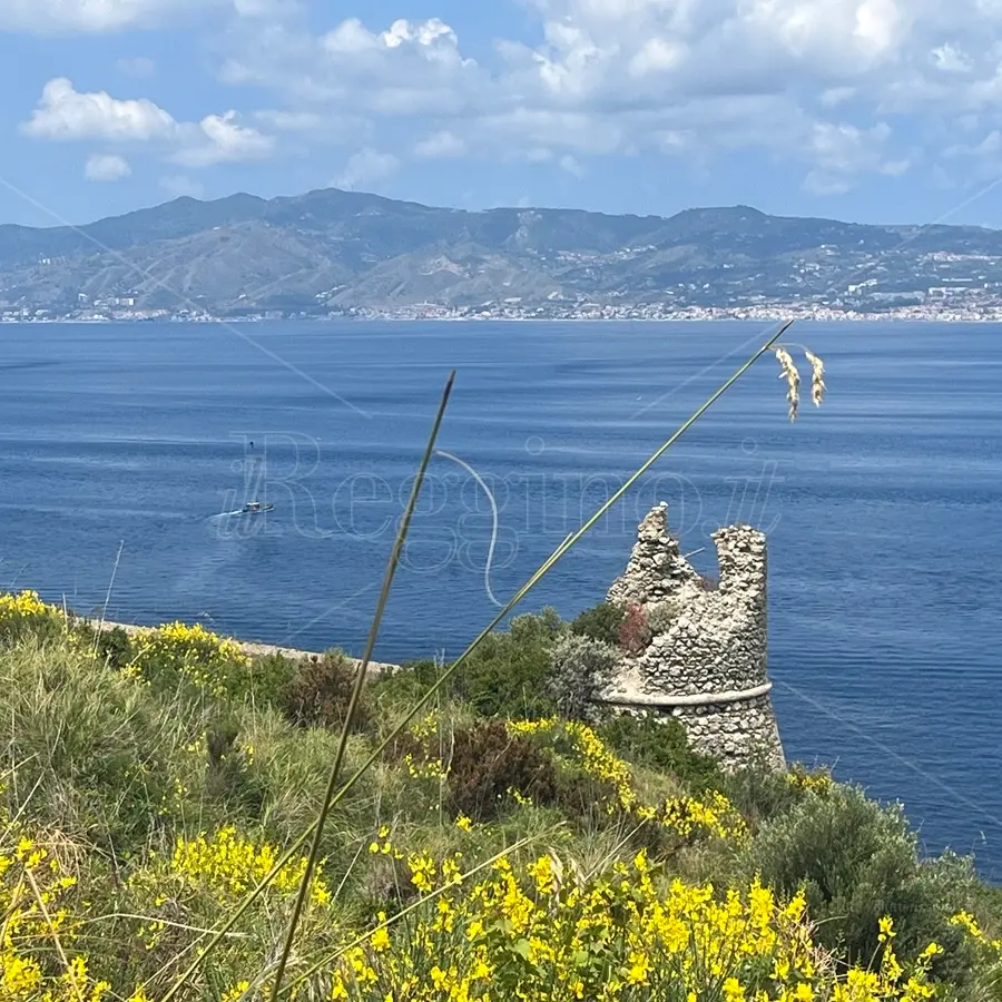 BORGHI E LUOGHI DEL CUORE | Torre Cavallo e Forte murattiano a picco sullo Stretto - VIDEO e FOTO