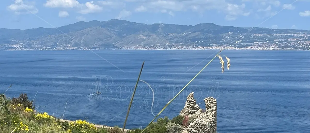 BORGHI E LUOGHI DEL CUORE | Torre Cavallo e Forte murattiano a picco sullo Stretto - VIDEO e FOTO