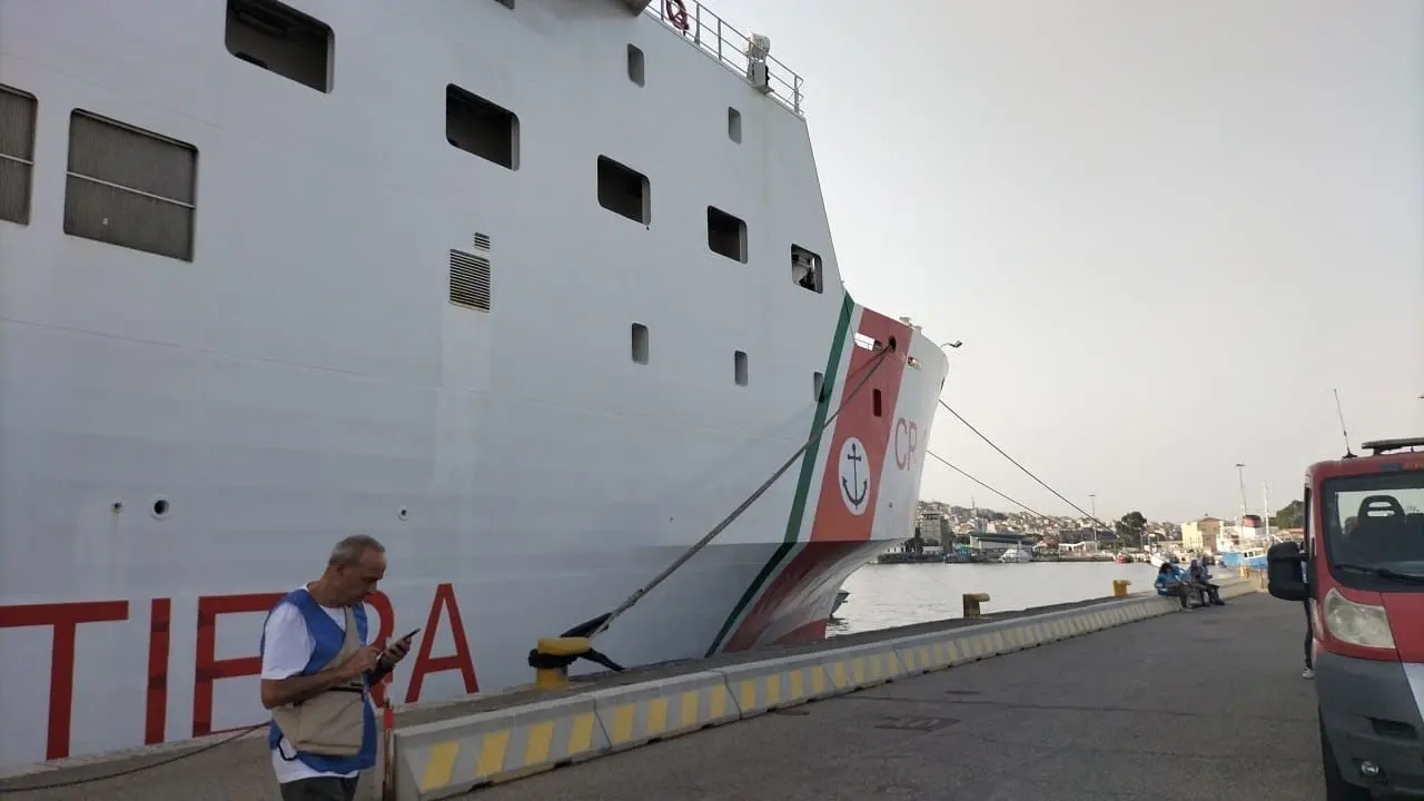 Reggio, nave Diciotti in porto: sbarcano 400 migranti soccorsi in mare