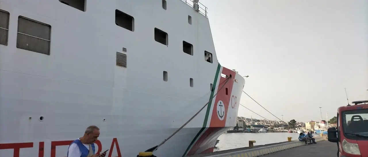 Reggio, nave Diciotti in porto: sbarcano 400 migranti soccorsi in mare