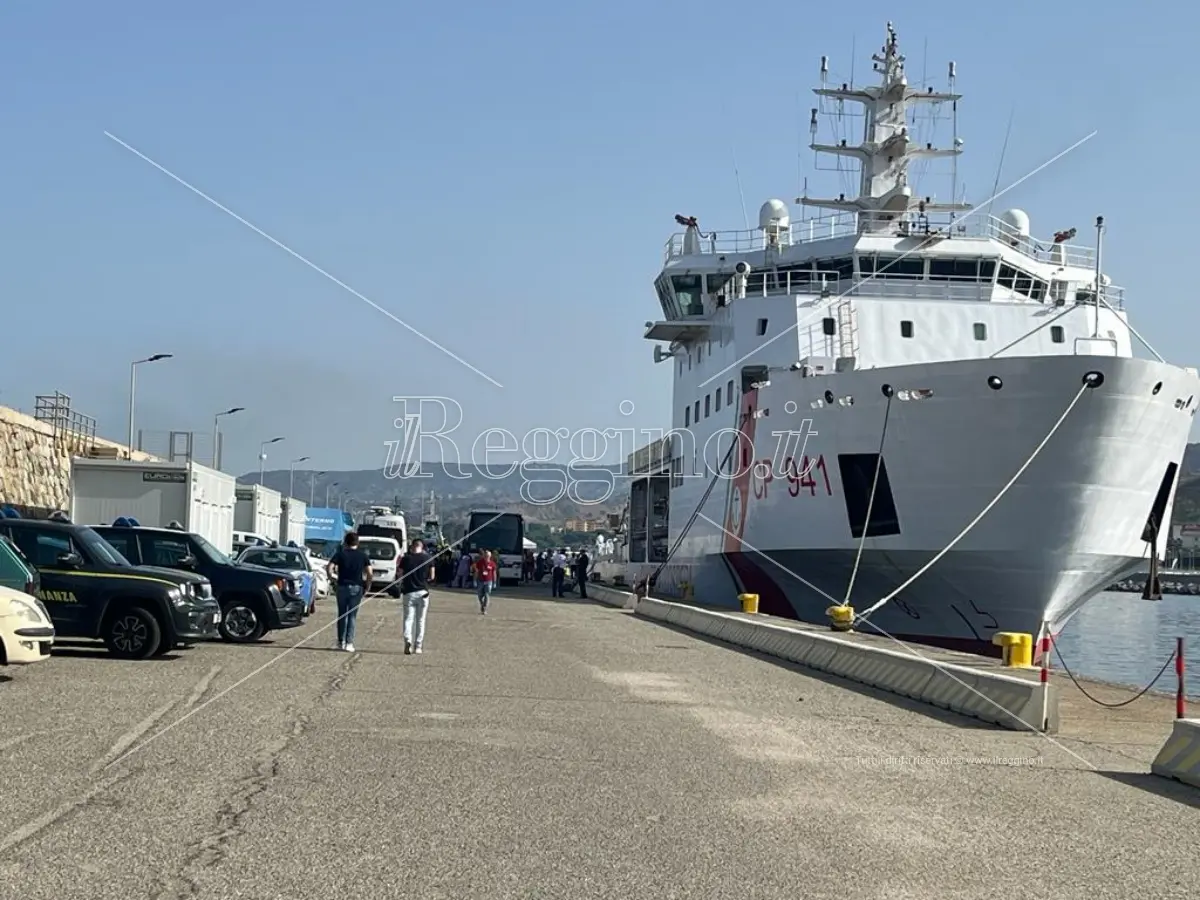 Reggio, sbarcano 400 migranti soccorsi in mare. La testimonianza: «Salvati dopo il ribaltamento del nostro barcone»