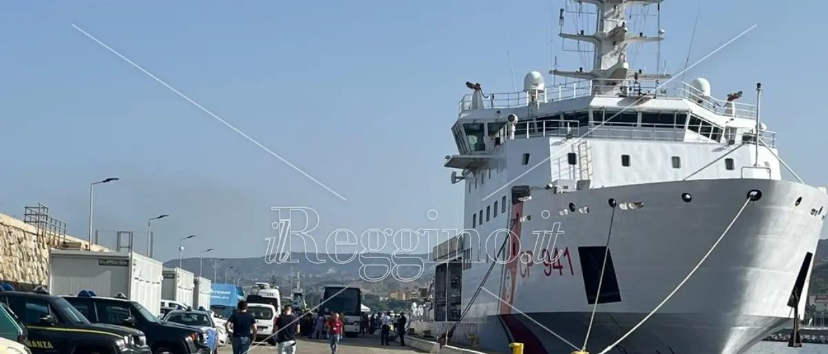 Reggio, sbarcano 400 migranti soccorsi in mare. La testimonianza: «Salvati dopo il ribaltamento del nostro barcone»