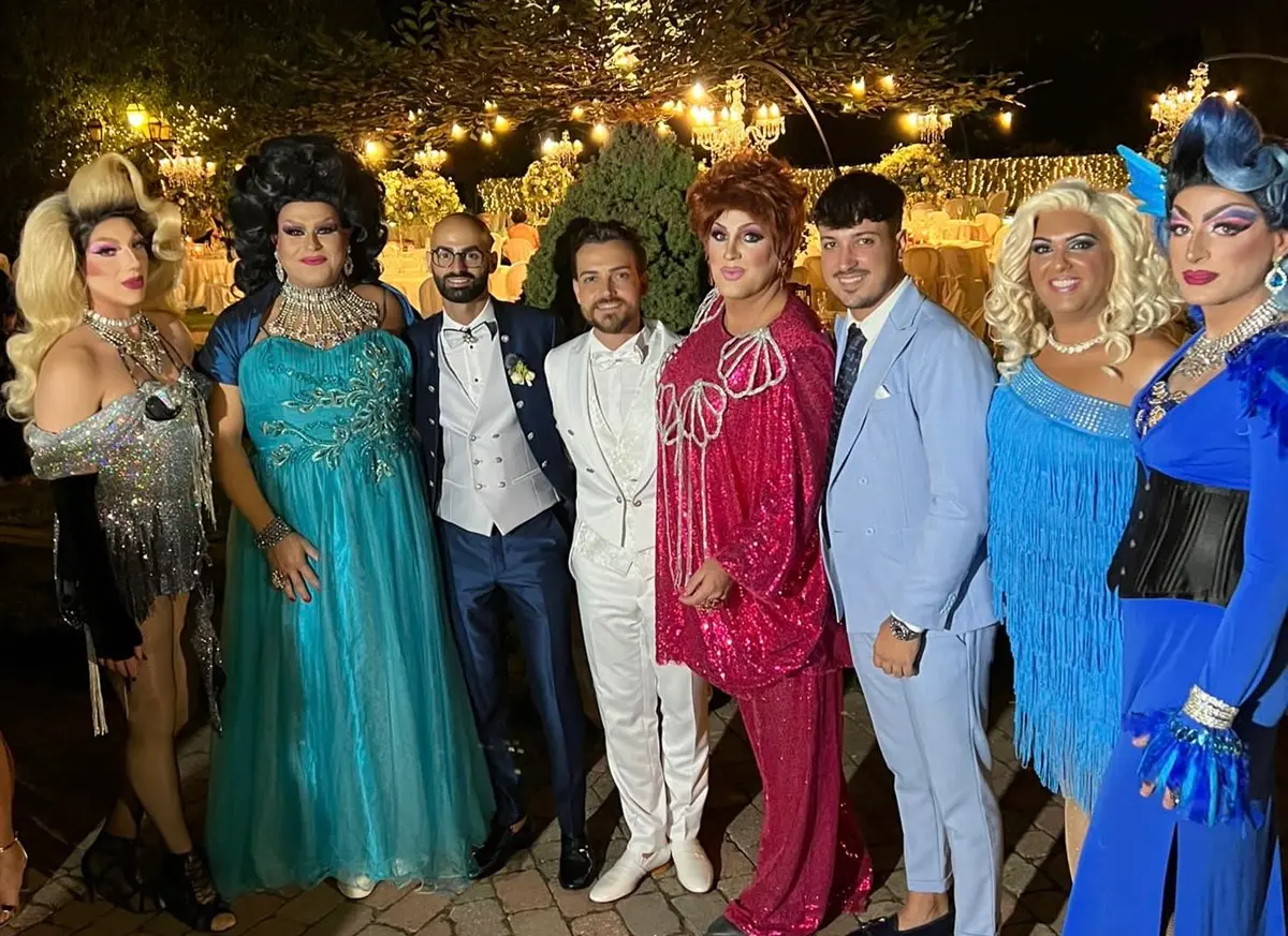 Roma, le drag queen reggine \"Le portinaie\" al matrimonio vip di Valerio Scanu