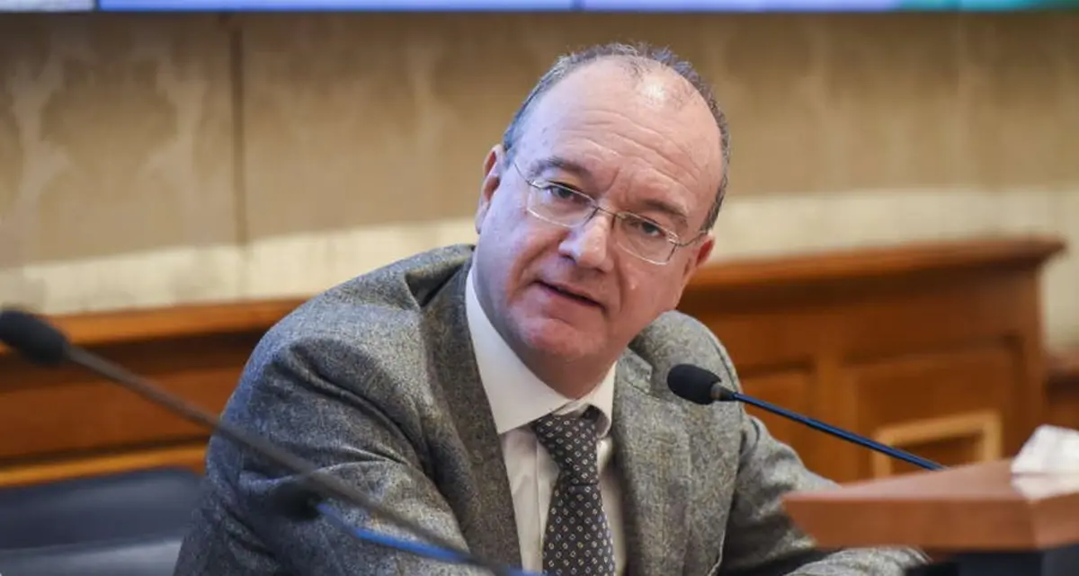 Scuola, Valditara annuncia nuovi fondi contro il caldo:\u00A0«Venti milioni per il raffrescamento e il comfort\u00A0delle aule»\n