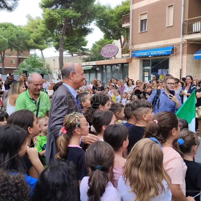 Mini tour di Valditara nella Locride, l'appello della preside: «Ci serve personale»