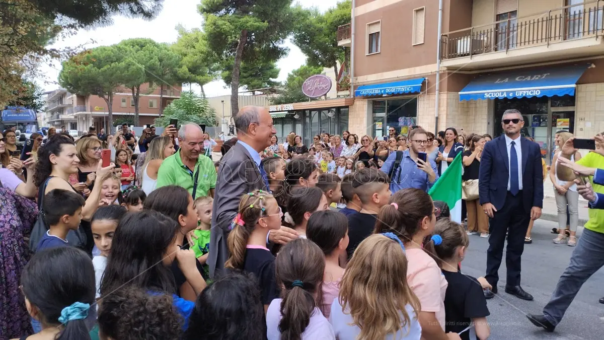 Mini tour di Valditara nella Locride, l'appello della preside: «Ci serve personale»