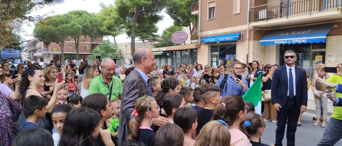 Mini tour di Valditara nella Locride, l'appello della preside: «Ci serve personale»