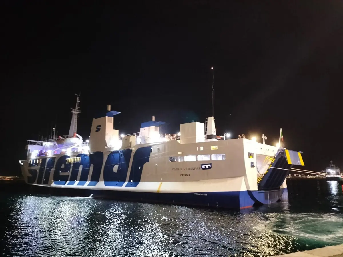 Reggio, al porto la nave Veronese: sbarcano 569 migranti provenienti da Lampedusa