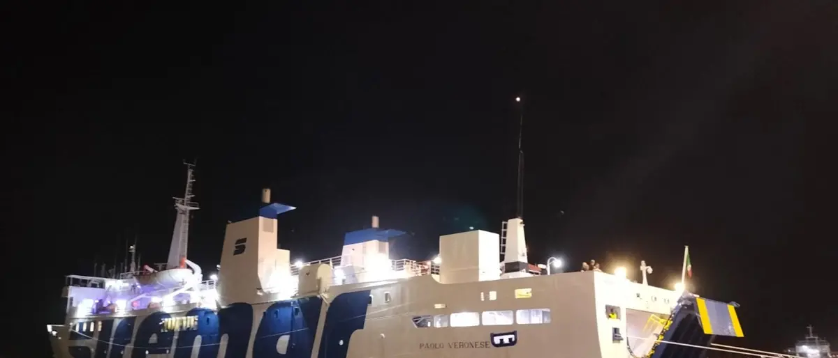 Reggio, al porto la nave Veronese: sbarcano 569 migranti provenienti da Lampedusa