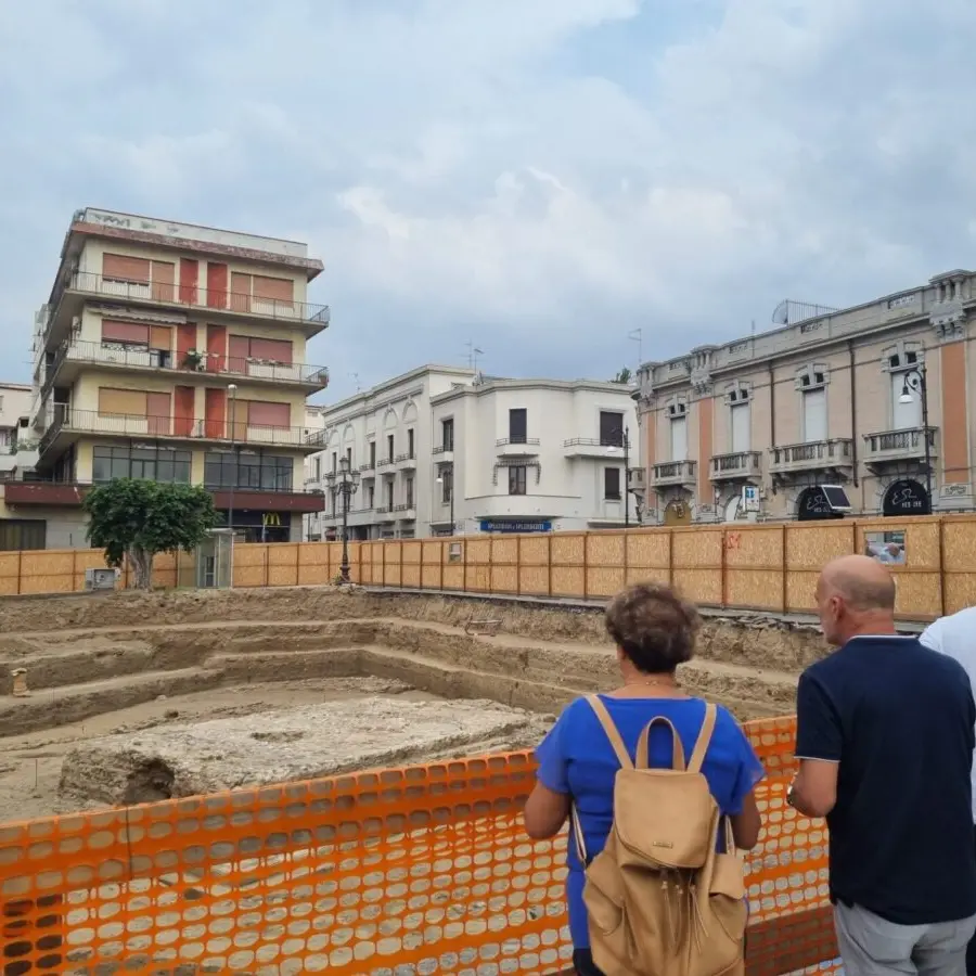 Scavi di piazza Garibaldi a Reggio, tanti curiosi in visita: buona la prima - FOTOGALLERY