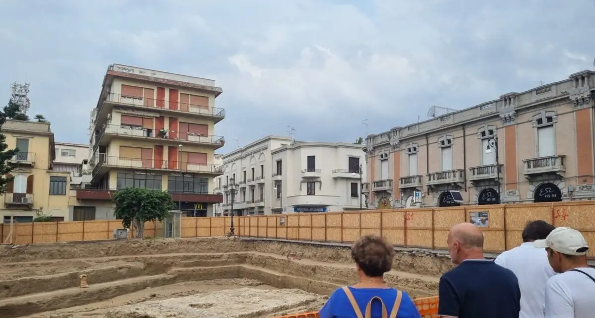 Scavi di piazza Garibaldi a Reggio, tanti curiosi in visita: buona la prima - FOTOGALLERY
