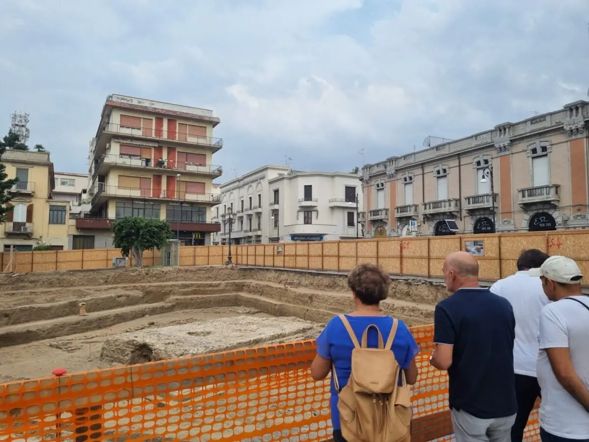 Scavi di piazza Garibaldi a Reggio, tanti curiosi in visita: buona la prima - FOTOGALLERY
