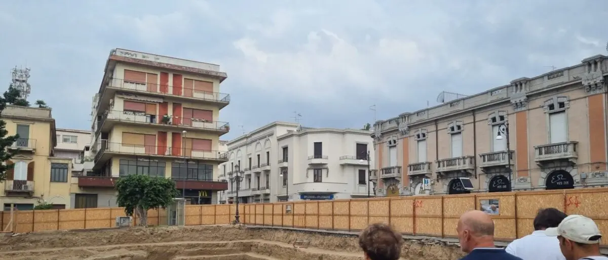Scavi di piazza Garibaldi a Reggio, tanti curiosi in visita: buona la prima - FOTOGALLERY