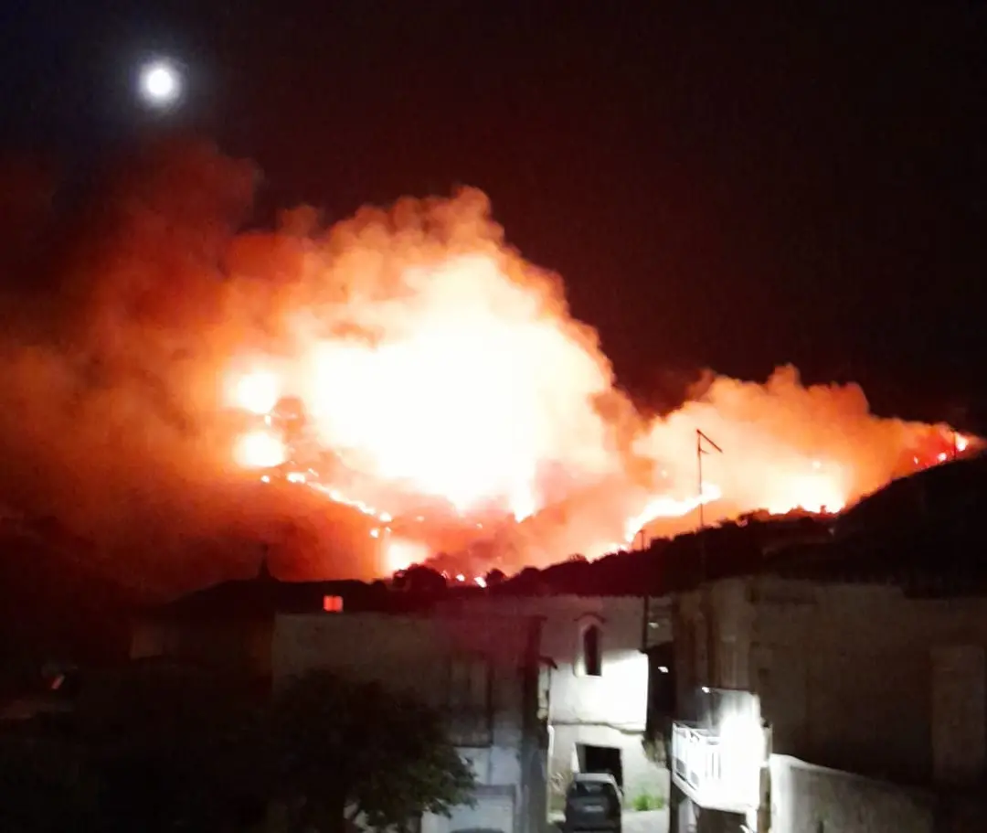 Fiamme sopra le case di Condofuri superiore -VIDEO