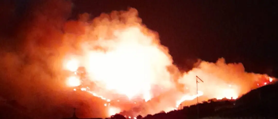 Fiamme sopra le case di Condofuri superiore -VIDEO
